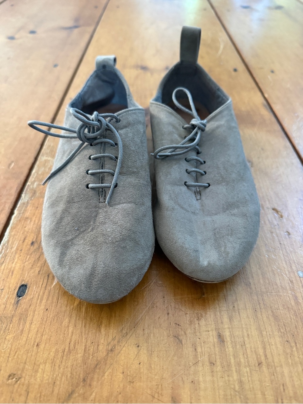 Women's Suede Lace-Up Flats in Gray
